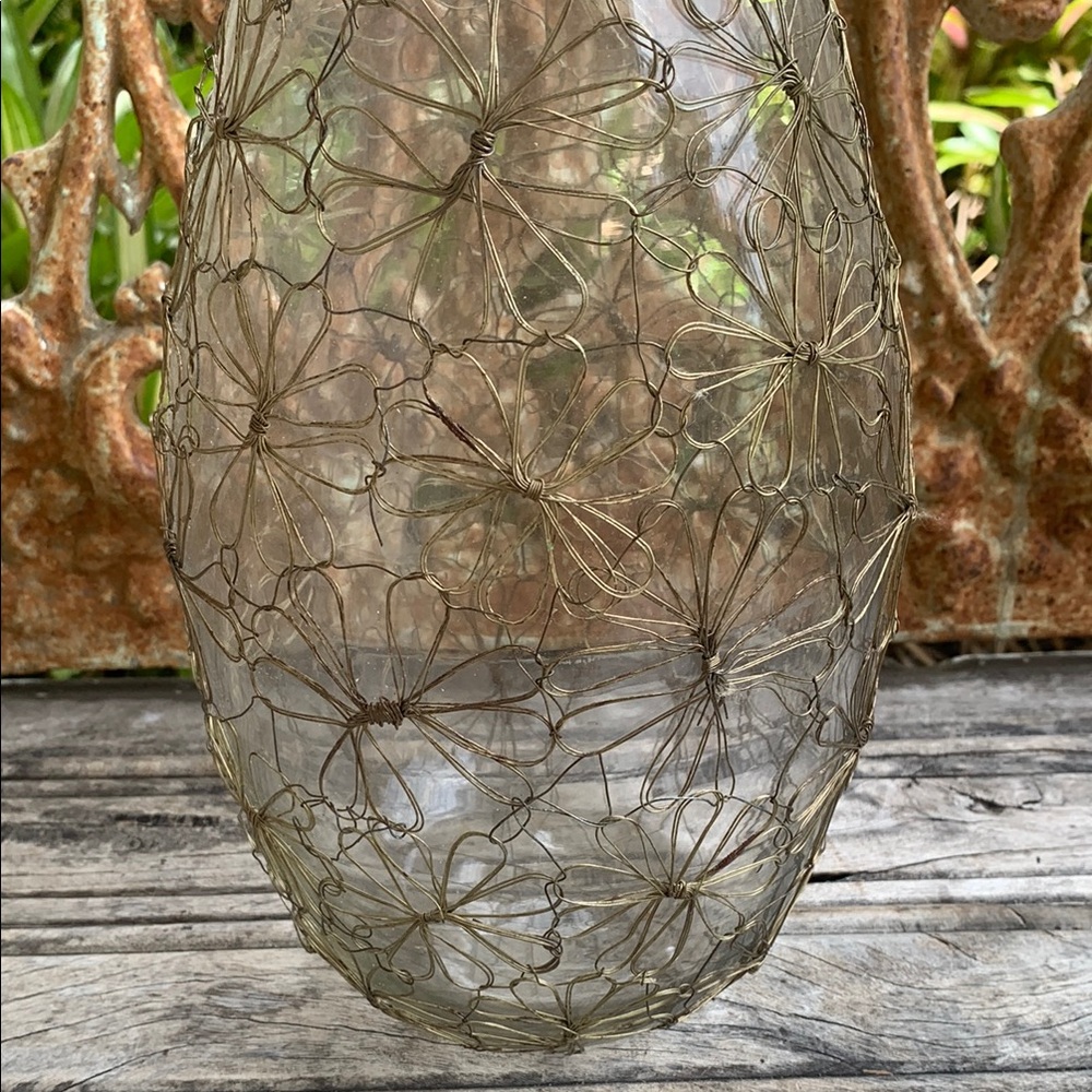 Elegant Glass Vase with Gold Wire Floral Print - Picture 4 of 12
